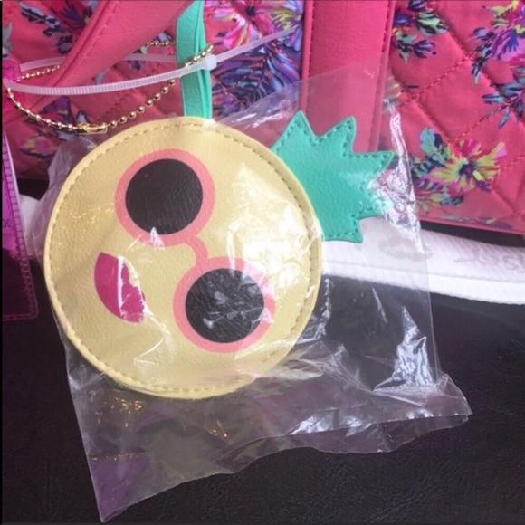 Betsey Johnson floral print travel bag❗️sold❗️ - Picture 7 of 7